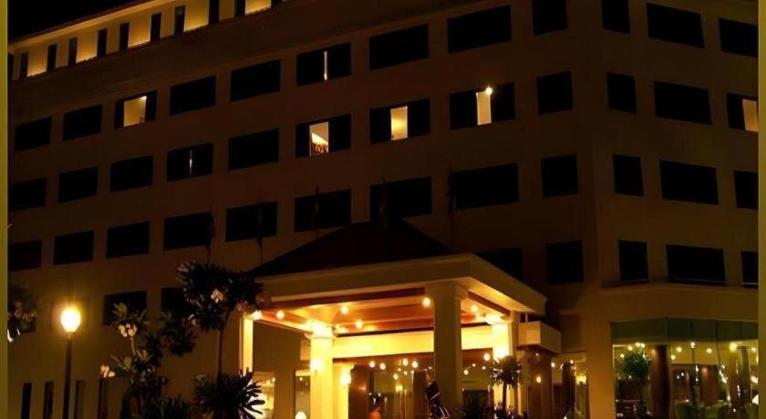 Sri U-Thong Grand Hotel Suphan Buri Buitenkant foto