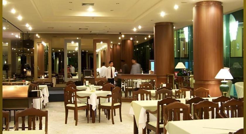 Sri U-Thong Grand Hotel Suphan Buri Buitenkant foto