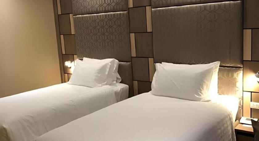 Sri U-Thong Grand Hotel Suphan Buri Buitenkant foto