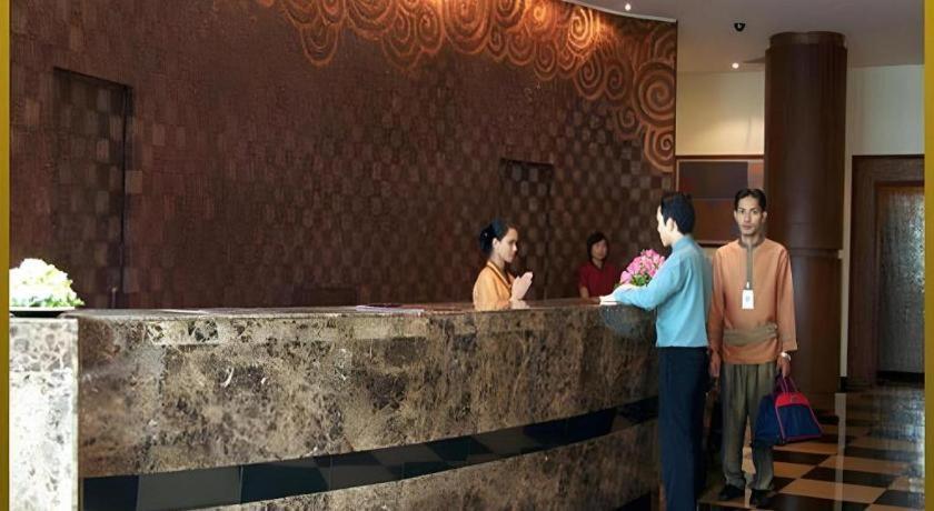 Sri U-Thong Grand Hotel Suphan Buri Buitenkant foto