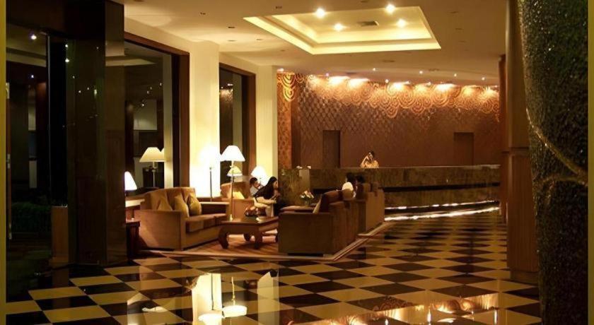 Sri U-Thong Grand Hotel Suphan Buri Buitenkant foto